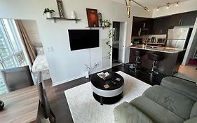 2-Bdrm And 1 Den 3 Bed Condo With 2 Bath - Walking Distance To Scotiabank Arena, Cn Tower, Union Station, Ripleys With Free Parking