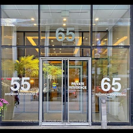 2-Bdrm And 1 Den 3 Bed Condo With 2 Bath - Walking Distance To Scotiabank Arena, Cn Tower, Union Station, Ripleys With Free Parking Toronto Exterior photo
