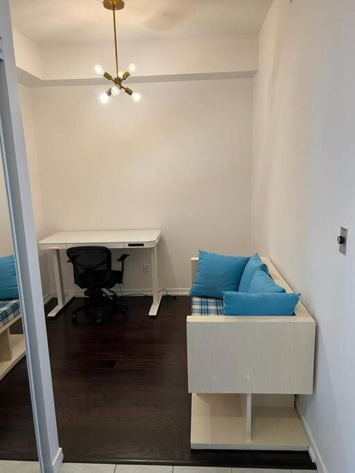 2-Bdrm And 1 Den 3 Bed Condo With 2 Bath - Walking Distance To Scotiabank Arena, Cn Tower, Union Station, Ripleys With Free Parking Toronto Exterior photo