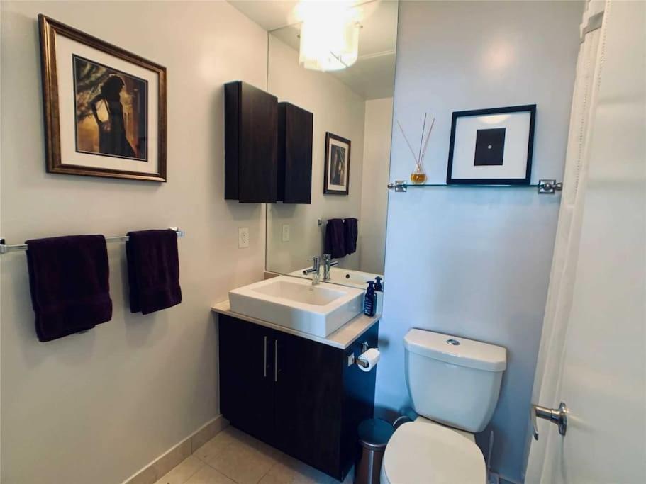 2-Bdrm And 1 Den 3 Bed Condo With 2 Bath - Walking Distance To Scotiabank Arena, Cn Tower, Union Station, Ripleys With Free Parking Toronto Exterior photo