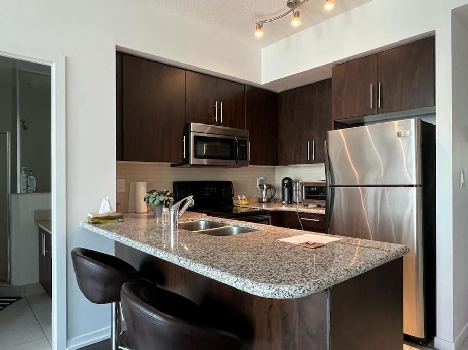 2-Bdrm And 1 Den 3 Bed Condo With 2 Bath - Walking Distance To Scotiabank Arena, Cn Tower, Union Station, Ripleys With Free Parking Toronto Exterior photo