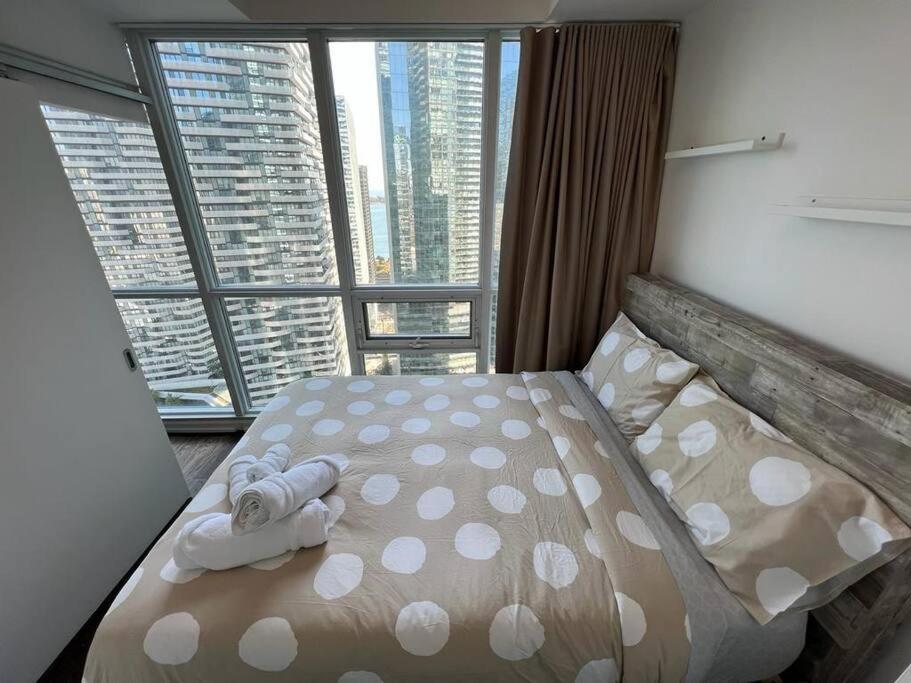 2-Bdrm And 1 Den 3 Bed Condo With 2 Bath - Walking Distance To Scotiabank Arena, Cn Tower, Union Station, Ripleys With Free Parking Toronto Exterior photo