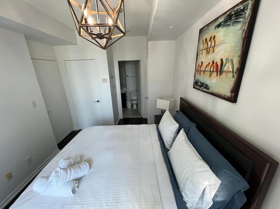 2-Bdrm And 1 Den 3 Bed Condo With 2 Bath - Walking Distance To Scotiabank Arena, Cn Tower, Union Station, Ripleys With Free Parking Toronto Exterior photo
