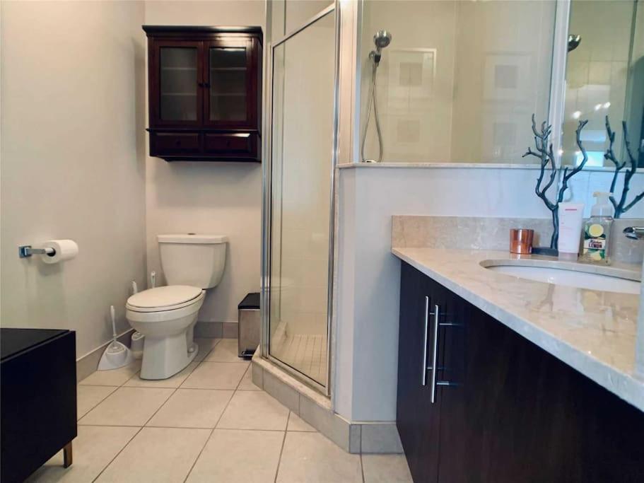 2-Bdrm And 1 Den 3 Bed Condo With 2 Bath - Walking Distance To Scotiabank Arena, Cn Tower, Union Station, Ripleys With Free Parking Toronto Exterior photo